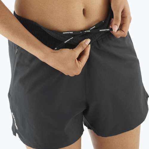 Dámske bežecké šortky Salomon SHAKEout Core 4" deep black