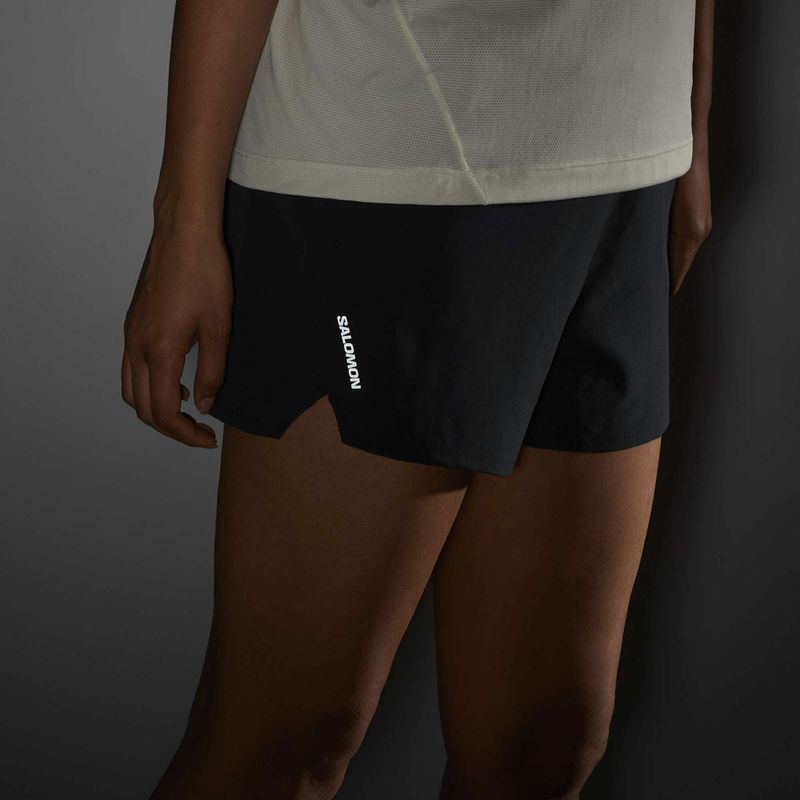 Dámske bežecké šortky Salomon SHAKEout Core 4" deep black 5