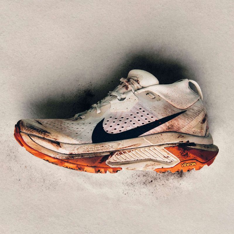 Dámske bežecké topánky Nike ACG Zegama summit white/phantom/safety orange/black 12